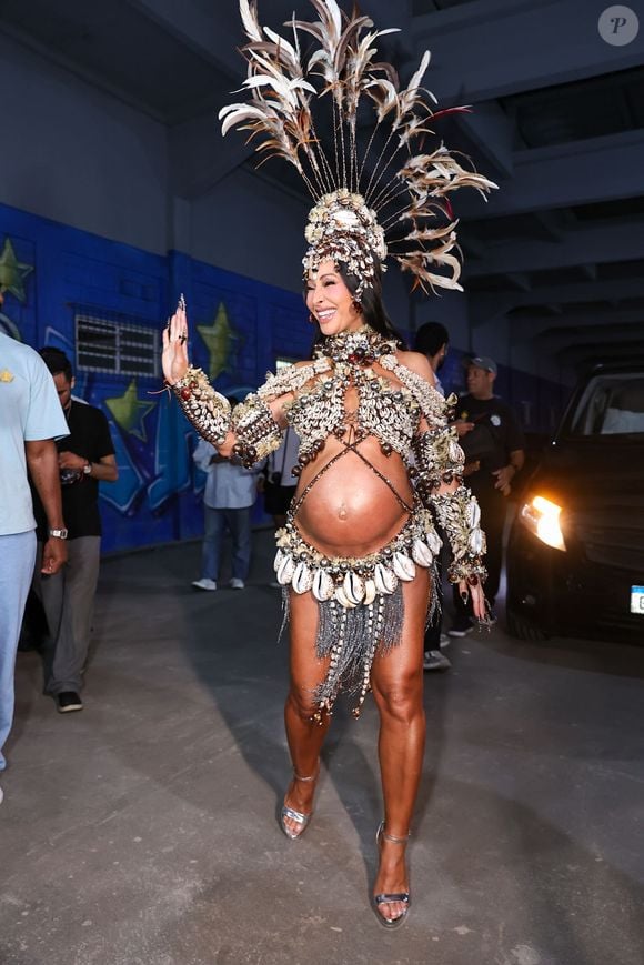 Na reta final da gravidez, Sabrina Sato participa de ensaio da Vila Isabel e mantém os preparativos para o Carnaval, conciliando a maternidade com a rotina de rainha de bateria