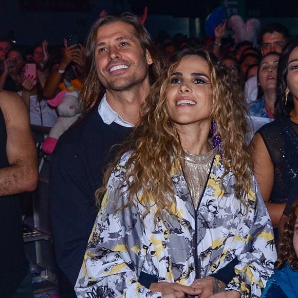 Wanessa Camargo e Dado Dolabella se conheceram em 2000, quando Dado participou do clipe "O Amor Não Deixa" e iniciaram um namoro que durou até 2002
