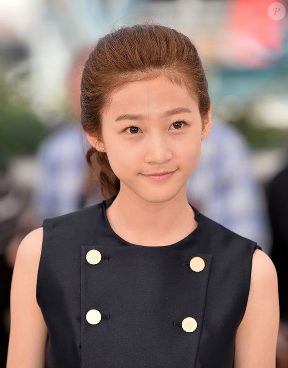 No mesmo ano e em outro dia, Kim Sae-ron apareceu com um visual diferente e cabelo preso em Cannes, mas ainda com pouca make