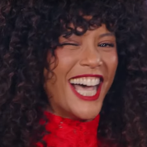 Taís Araújo rouba a cena em Paris: atriz desfila de vermelho poderoso