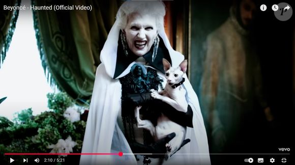 A mãe de Elon Musk participou de um videoclipe de Beyoncé, lançado em 2013