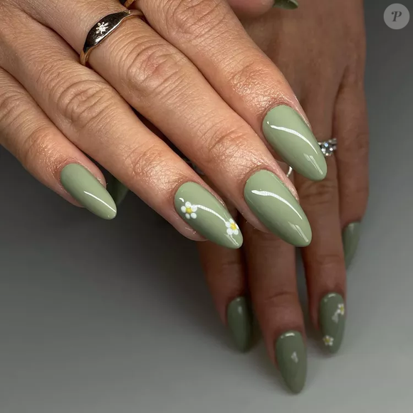 Estampas florais e verde sálvia foram feitas uma para a outra. Adicione algumas margaridas delicadas para um toque final doce