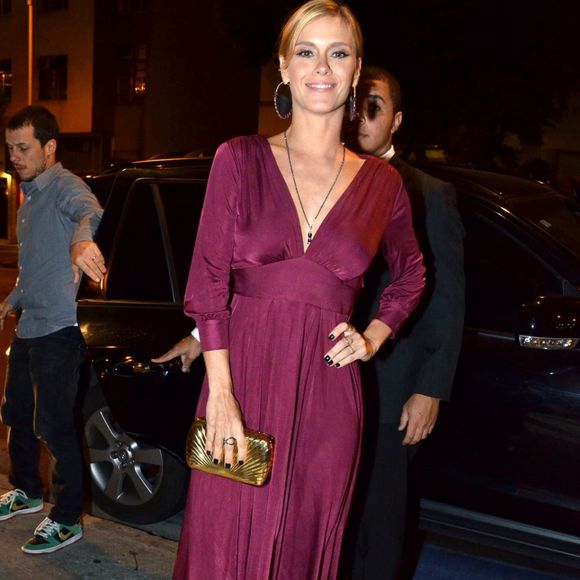 Carolina Dieckmmann em vestido bordô longo e decotado na festa de aniversário de Lulu Santos em 2013