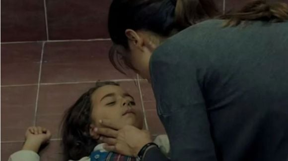 Drama na novela 'Mãe': Após encontrar Melek em saco de lixo, Zeynep toma atitude desesperada que custa sua liberdade: 'Será a minha filha?'