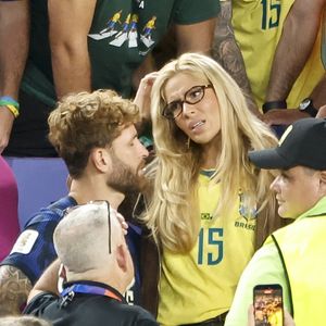 Léo Pereira e Karoline Lima tiveram a reconciliação confirmada após serem flagrados no jogo do Haiti, na semana passada