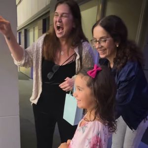 Filha de César Tralli e Ticiane Pinheiro, Manuella apareceu para visitar o pai pela primeira vez na Globo