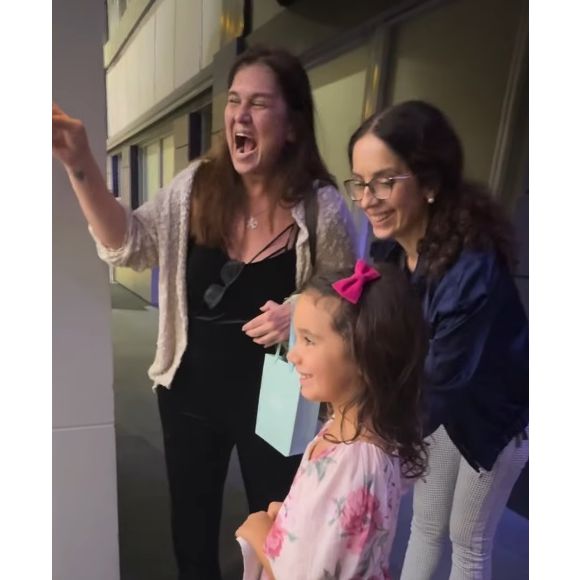 Filha de César Tralli e Ticiane Pinheiro, Manuella apareceu para visitar o pai pela primeira vez na Globo