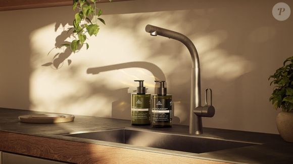 Os lançamentos chegam às lojas físicas e ao e-commerce da Natura com preços sugeridos de R$ 160,00 para o sabonete líquido e R$ 180,00 para o hidratante para as mãos.