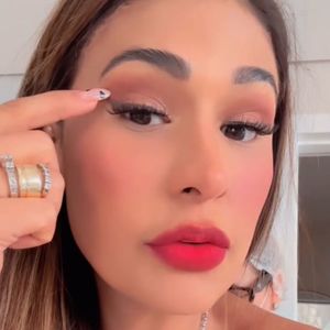 Simone Mendes explicou que usou este recurso para retirar excesso de pele das pálpebras