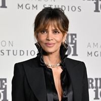 Nem bolo, nem pão branco: doença sem cura fez Halle Berry, hoje aos 59 anos, adotar dieta cetogênica; atriz toma uma taça de vinho por dia. 'Me ajudou a ficar em forma'