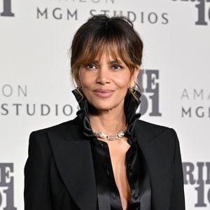 Doença sem cura fez Halle Berry, hoje aos 59 anos, adotar dieta cetogênica; atriz toma uma taça de vinho por dia. 'Me ajudou a ficar em forma'