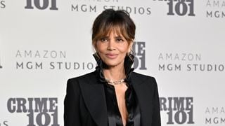 Nem bolo, nem pão branco: doença sem cura fez Halle Berry, hoje aos 59 anos, adotar dieta cetogênica; atriz toma uma taça de vinho por dia. 'Me ajudou a ficar em forma'