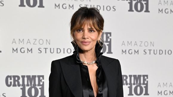 Nem bolo, nem pão branco: doença sem cura fez Halle Berry, hoje aos 59 anos, adotar dieta cetogênica; atriz toma uma taça de vinho por dia. 'Me ajudou a ficar em forma'