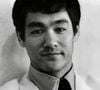Em 'Striking Thoughts', coletânea póstuma de seus escritos organizada por John Little, Bruce Lee faz a seguinte reflexão: 'Quanto mais valorizamos as coisas, menos nos valorizamos'