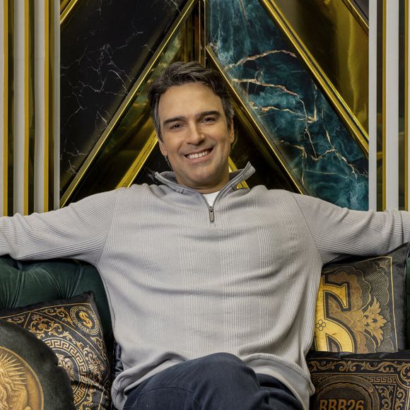 'Que energia na entrada': Tadeu Schmidt celebra clima dos participantes e diz que este é um de seus dias preferidos do ano