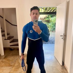 Aos 46 anos, Cauã Reymond pode estar vivendo um novo affair, desta vez com uma jovem de 23 anos