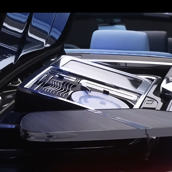Mauro Icardi transformou sua garagem em símbolo de ostentação ao adquirir um Rolls-Royce Boat Tail, um dos modelos mais exclusivos da marca britânica