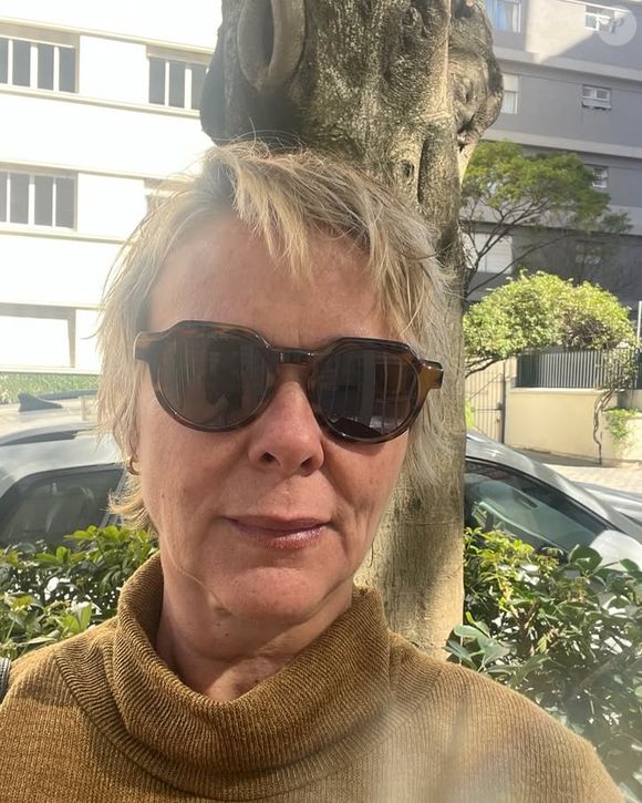 "Eu pago diária, trabalho há 21 anos no táxi, então isso está me fazendo falta", declarou o taxista ao cobrar o dinheiro da atriz
