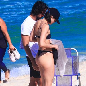 De biquíni fio-dental preto, Agatha Moreira exibiu o corpo definido ao curtir uma manhã de sol ao lado de Rodrigo Simas na Barra da Tijuca