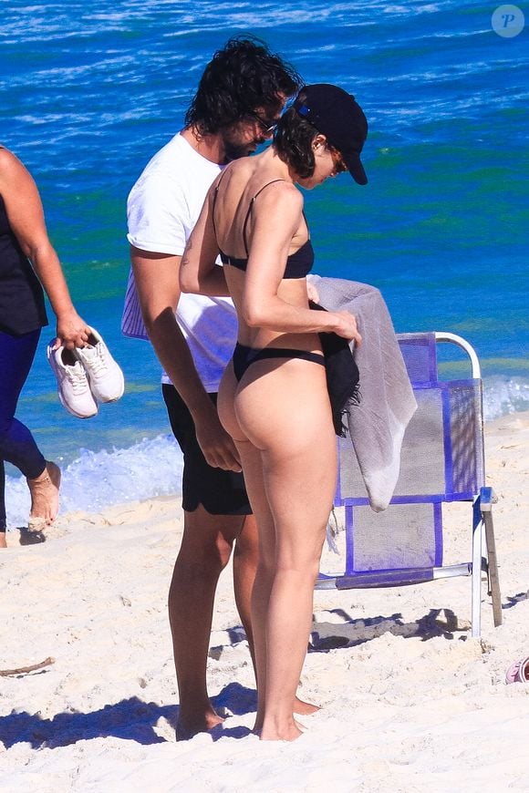 De biquíni fio-dental preto, Agatha Moreira exibiu o corpo definido ao curtir uma manhã de sol ao lado de Rodrigo Simas na Barra da Tijuca