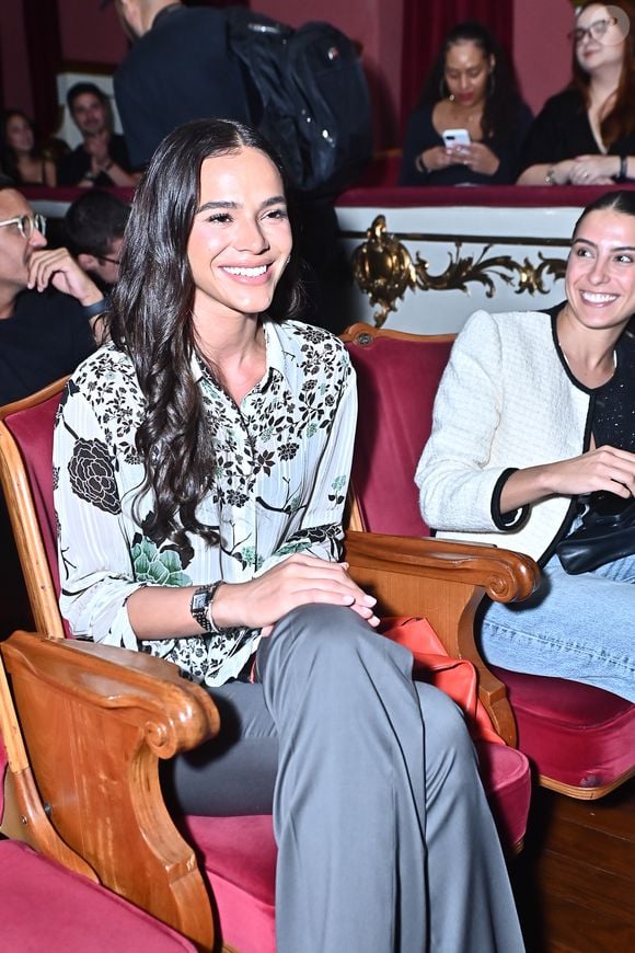Bruna Marquezine toda simpática na pré-estreia de 'Vitória', filme estrelado por Fernanda Montenegro em São Paulo.