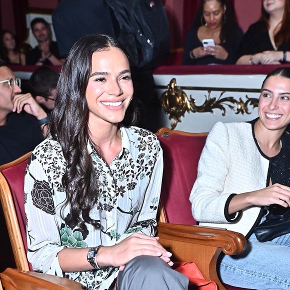 Bruna Marquezine toda simpática na pré-estreia de 'Vitória', filme estrelado por Fernanda Montenegro em São Paulo.
