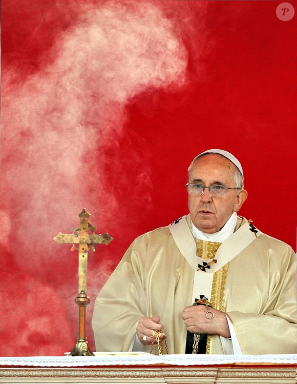 2014: Papa Francisco celebrando a missa no cemitério de Campo Verano em Roma, na Itália