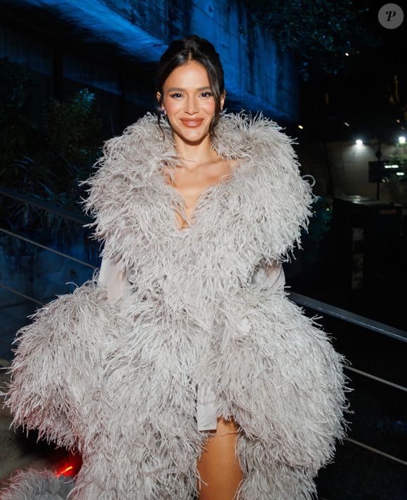 Bruna Marquezine foi uma das famosas a comparecer a evento solidário em museu de SP