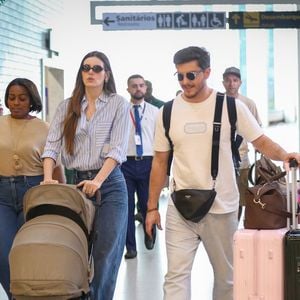 Camila Queiroz e Klebber Toledo surgem com a filha Clara em rara aparição no aeroporto e mantêm tradição de discrição familiar
