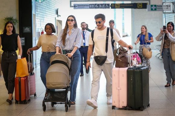 Camila Queiroz e Klebber Toledo surgem com a filha Clara em rara aparição no aeroporto e mantêm tradição de discrição familiar