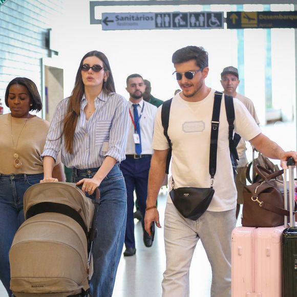 Camila Queiroz e Klebber Toledo surgem com a filha Clara em rara aparição no aeroporto e mantêm tradição de discrição familiar