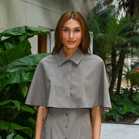 Produção assinada pela marca Mondepars reforça elegância sem esforço com paleta neutra entre cinza, bege e taupe