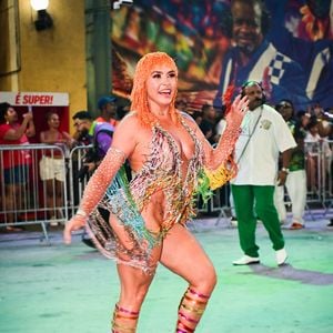 Fabíola de Andrade surge como Rita Lee estilizada no 2º dia dos minidesfiles