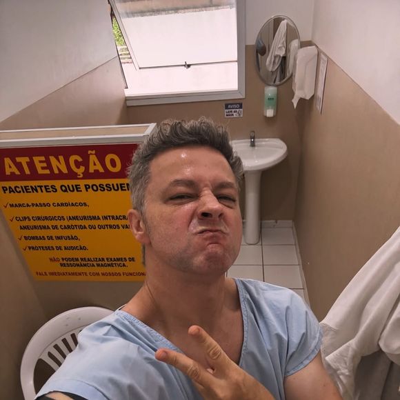 Entre os cliques, Lucas Lima apareceu se divertindo com amigos e até durante a realização de exames