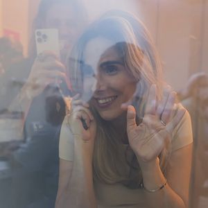 Wanessa Camargo também foi fotografada radiante com a chegada da irmã