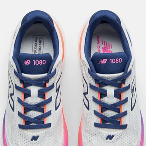Avaliado em R$ 1.199,99 até o fechamento desta matéria, o New Balance 1080v15 se destaca pela combinação entre performance esportiva e estilo casual
