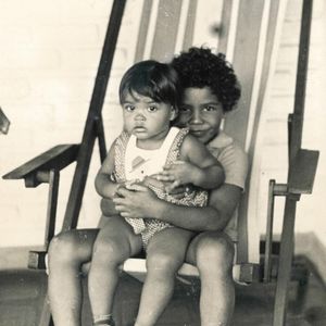 Nesta foto, Preta Gil aparece ao lado do irmão Pedro Gil, seu irmão que morreu em 1990