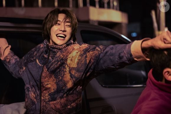 A relação dos dois vai de momentos de parceria e conflitos, causando reviravoltas