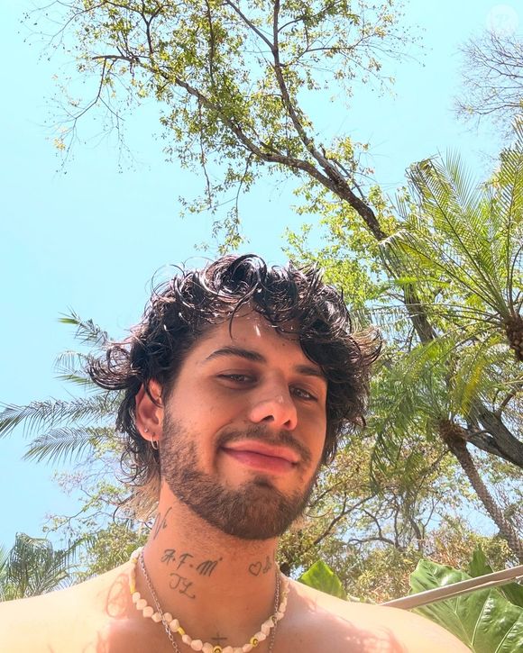 Na época, Zé Felipe tinha apenas uma parte de trás da cabeça platinado