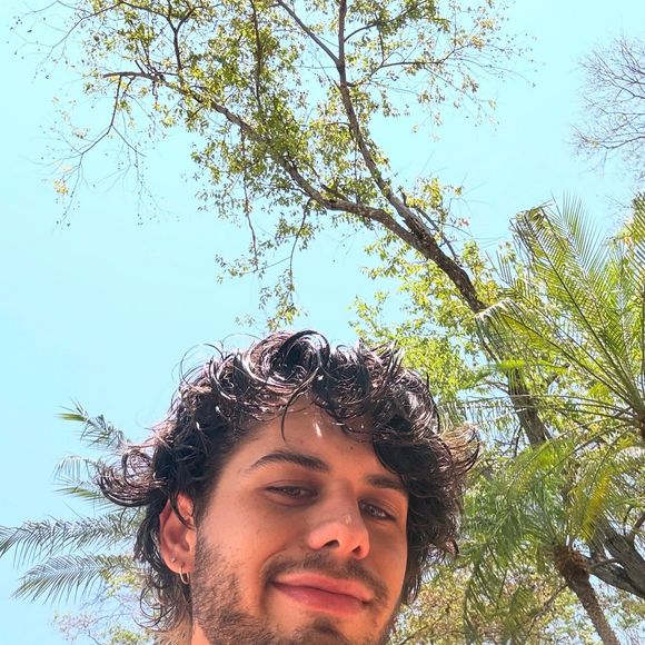 Na época, Zé Felipe tinha apenas uma parte de trás da cabeça platinado