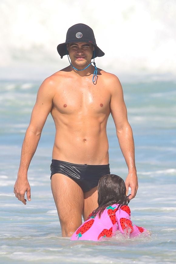 Além da diversão com Clarinha na praia, o que chamou atenção foi o corpo de Rafa Vitti