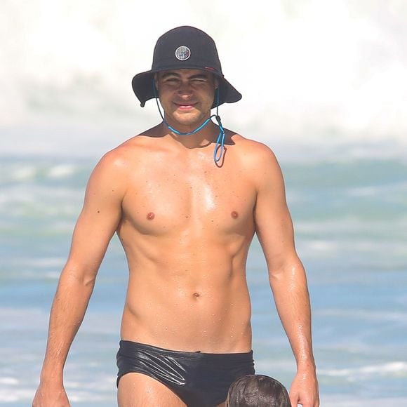 Além da diversão com Clarinha na praia, o que chamou atenção foi o corpo de Rafa Vitti