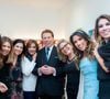 Silvio Santos em foto ao lado da mulher, Iris Abravanel, e das seis filhas, Silvia, Daniela, Renata, Cintia, Patricia e Rebeca