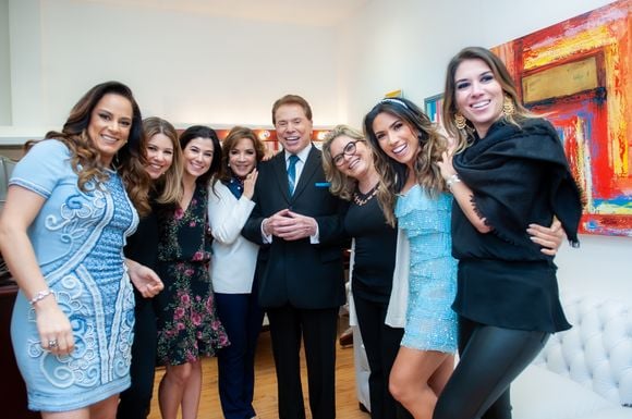 Silvio Santos em foto ao lado da mulher, Iris Abravanel, e das seis filhas, Silvia, Daniela, Renata, Cintia, Patricia e Rebeca