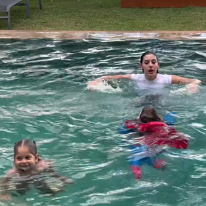 Ana Castela brincou muito com Maria Alice e Maria Flor, que mostraram seu talento na natação