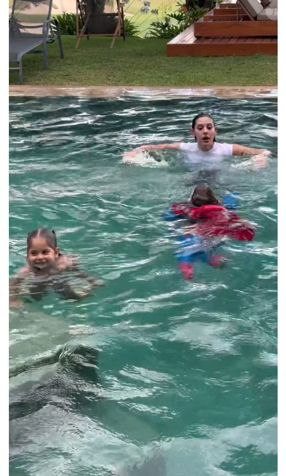 Ana Castela brincou muito com Maria Alice e Maria Flor, que mostraram seu talento na natação