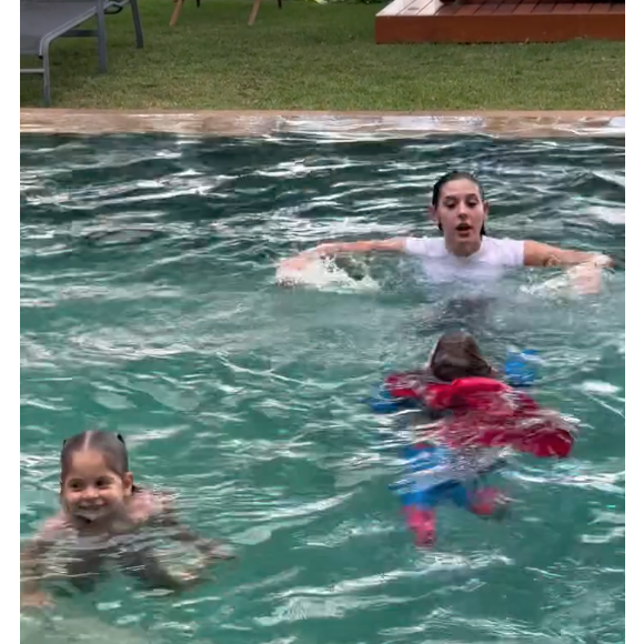 Ana Castela brincou muito com Maria Alice e Maria Flor, que mostraram seu talento na natação