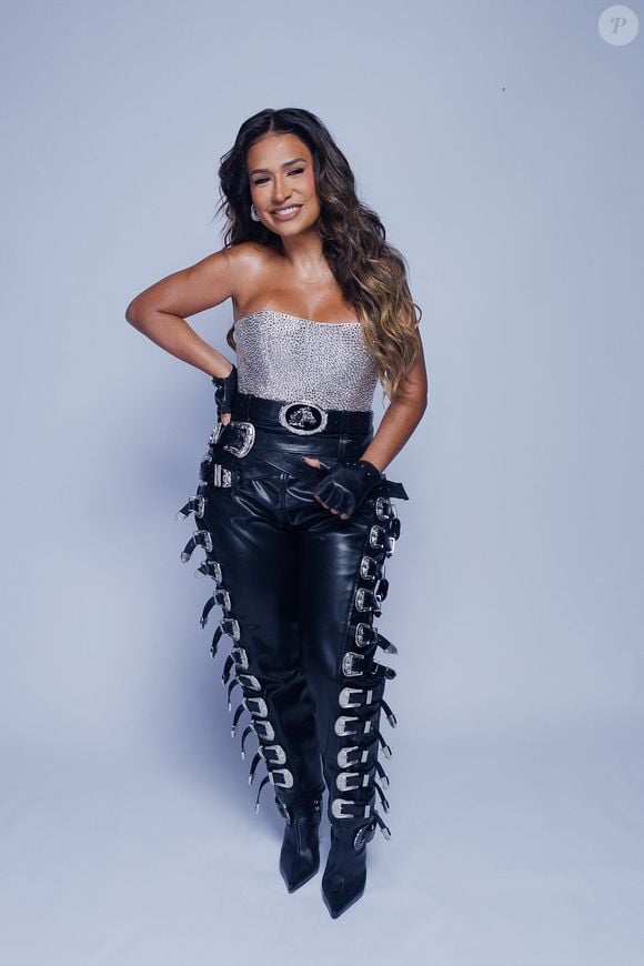 Simone Mendes ainda elegeu uma bota de couro preta que finaliza o tom country chique da produção