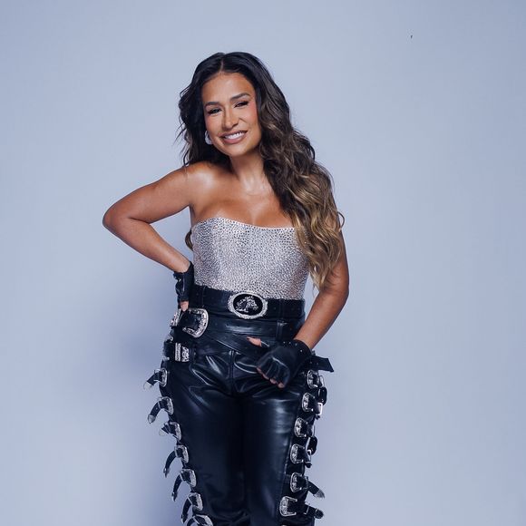 Simone Mendes ainda elegeu uma bota de couro preta que finaliza o tom country chique da produção