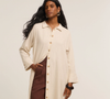 Os vestidos chemise continuam sendo aliados das mulheres durante o inverno, especialmente quando usados com botas, trench coats e tricôs estruturados